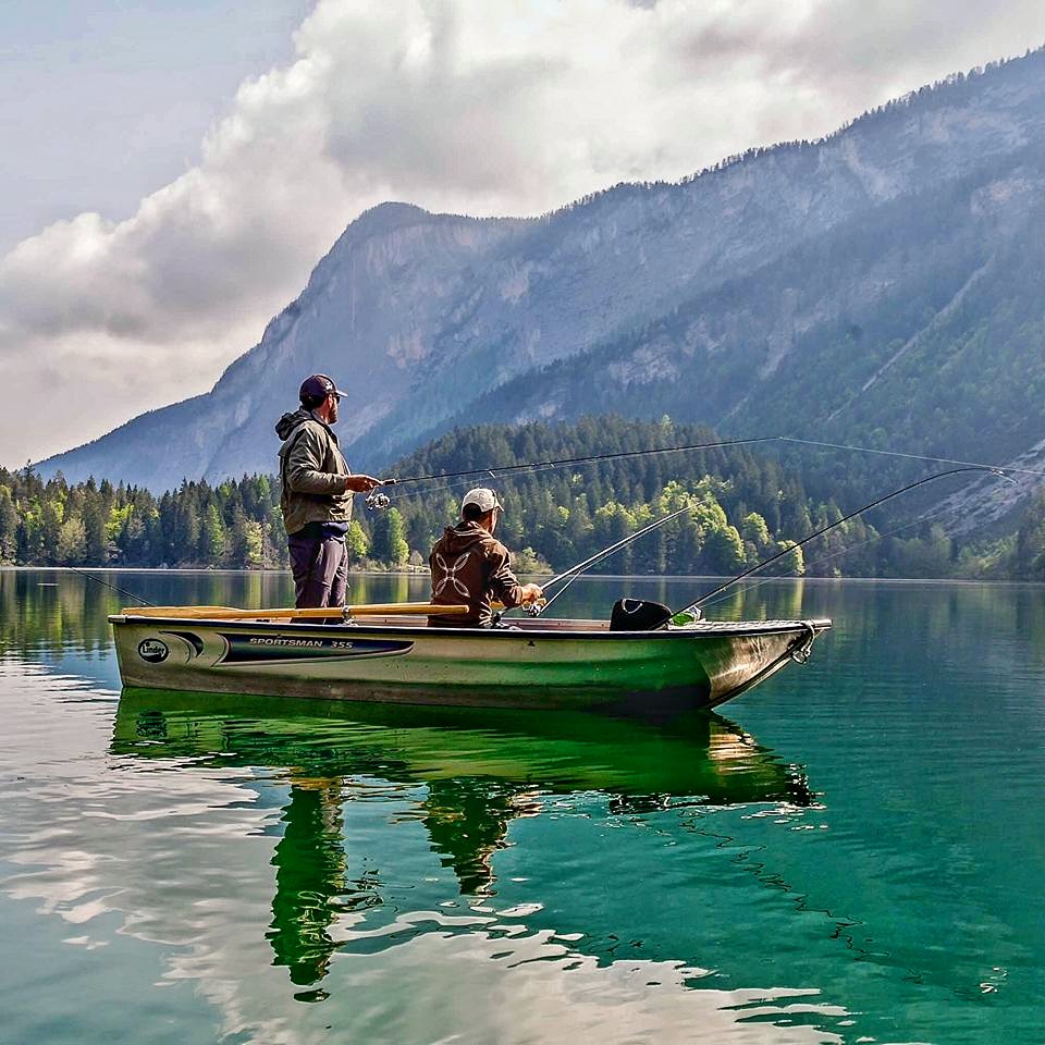 Pescare in barca al lago di Tovel