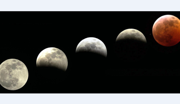 Eclissi del secolo con la luna rossa