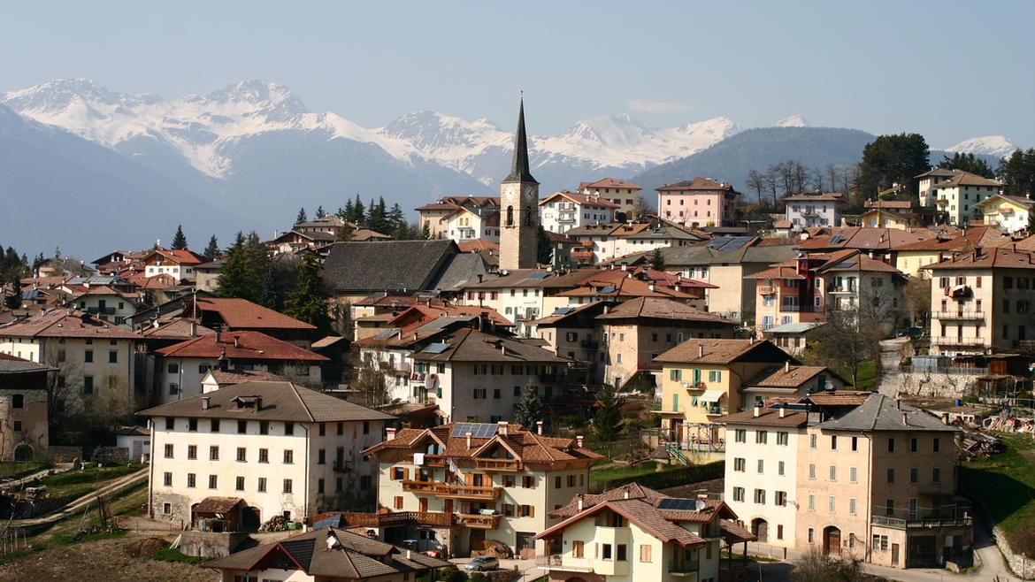 Immagine panoramica di Coredo (dal sito web dolomiti.it)