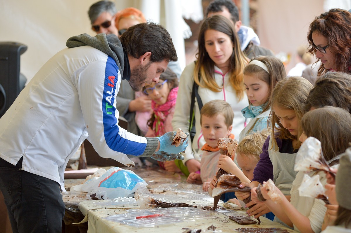 Creazioni di uova di cioccolato a Chocomusic a Riva del Garda (iltrentinodeibambini)