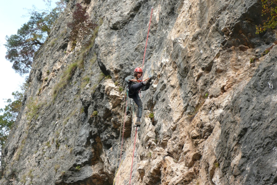 Un climber impegnato sulla falesia del Verdes